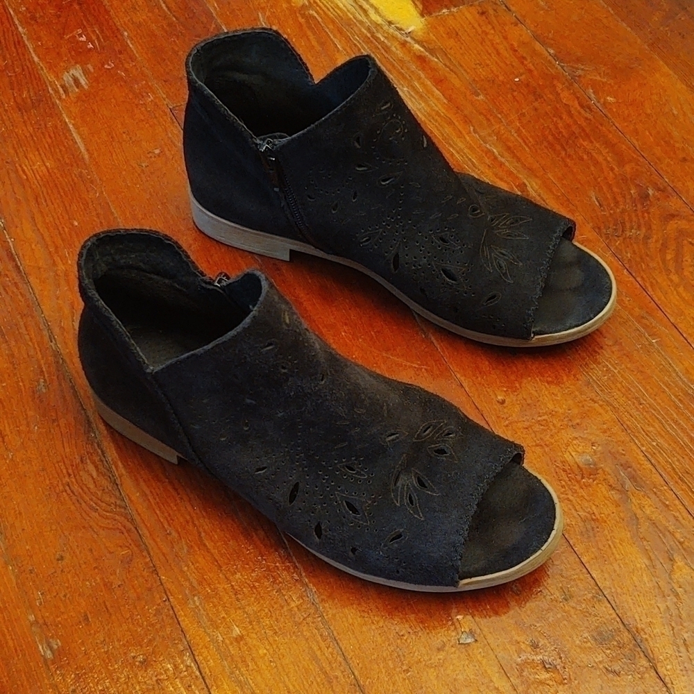 Cool by Coolway Suede Cut out Design Black Sandals Sz 38